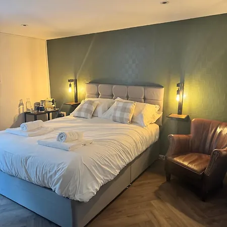 The London 3*